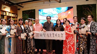中乌国际文化艺术交流会在京举办 笑琰赠送甲骨文书法