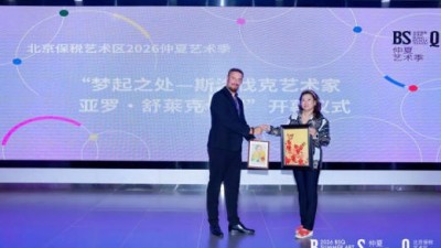 以艺为桥，共叙友谊——艺术家张伟与斯洛伐克艺术大师亚罗·舒莱克开展艺术交流