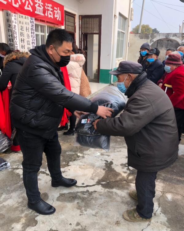 正念正心宗教学研究院执行院长张磊为家乡孤寡老人捐赠衣物生活物品 正念正心宗教学研究院执行院长张磊为家乡孤寡老人捐赠衣物生活物品