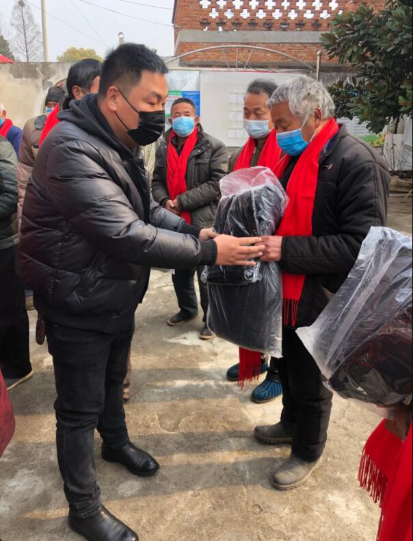 正念正心宗教学研究院执行院长张磊为家乡孤寡老人捐赠衣物生活物品 正念正心宗教学研究院执行院长张磊为家乡孤寡老人捐赠衣物生活物品
